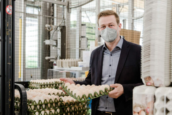 Umwelt- und Klima-Landesrat Stefan Kaineder fordert verpflichtende Herkunftskennzeichnung auch bei eihaltigen Produkten, so wie es diese auch bei Frischeiern schon seit Jahren erfolgreich gibt.