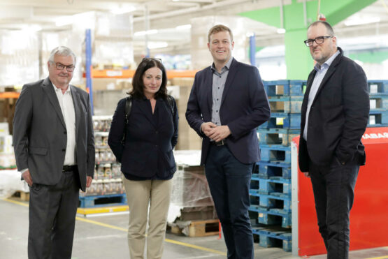Dr. Johann Kalliauer (Aufsichtsratsvorsitzender BBRZ Gruppe), Mag.a Silvia Kunz (Geschäftsführerin FAB), Umwelt- und Klima-Landesrat Stefan Kaineder und Dr. Christoph Jungwirth (Geschäftsführer BFI OÖ) beim Betriebsbesuch im Linzer Hafen