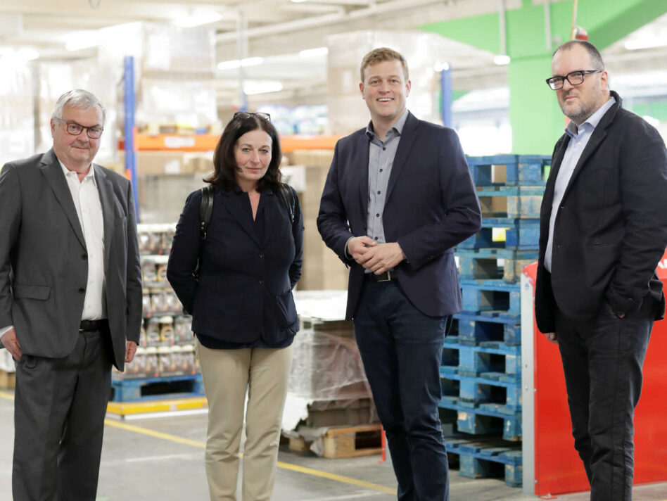 Dr. Johann Kalliauer (Aufsichtsratsvorsitzender BBRZ Gruppe), Mag.a Silvia Kunz (Geschäftsführerin FAB), Umwelt- und Klima-Landesrat Stefan Kaineder und Dr. Christoph Jungwirth (Geschäftsführer BFI OÖ) beim Betriebsbesuch im Linzer Hafen