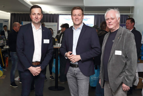 DI Florian Maringer (Geschäftsführer OÖ Wasser), Umwelt- und Klima-Landesrat Stefan Kaineder und Konsulent Werner Sams (Obmann OÖ Wasser) bei der OÖ Trinkwassertagung