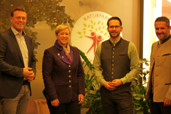 Umwelt- und Klima-Landesrat Stefan Kaineder, Nicole Eder (Bürgermeisterin Steinbach am Attersee), DI Martin Pelzer (Bürgermeister Altmünster) und DI Clemens Schnaitl (Geschäftsführer Naturpark Attersee-Traunsee) feierten ein Jahr Sternenpark (v.l.n.r.)