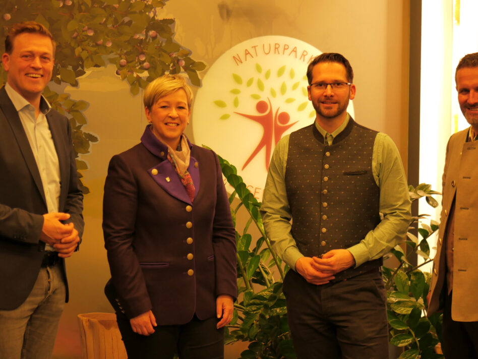 Umwelt- und Klima-Landesrat Stefan Kaineder, Nicole Eder (Bürgermeisterin Steinbach am Attersee), DI Martin Pelzer (Bürgermeister Altmünster) und DI Clemens Schnaitl (Geschäftsführer Naturpark Attersee-Traunsee) feierten ein Jahr Sternenpark (v.l.n.r.)