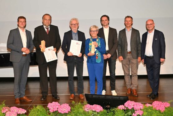 v. l. n. r.: Landesrat Stefan Kaineder, Rektor Meinhard Lukas (Johannes Kepler Universität Linz), Maximilian Rudolf Luger und Elisabeth Luger (Architekten Luger & Maul ZT GmbH), Hans-Christian Obermayr (Obermayr Holzkonstruktion GmbH), Ferdinand Reisecker (Obmann Fachvertretung der Holzindustrie), Juror Markus Klaura (Lendarchitektur ZT GmbH)
