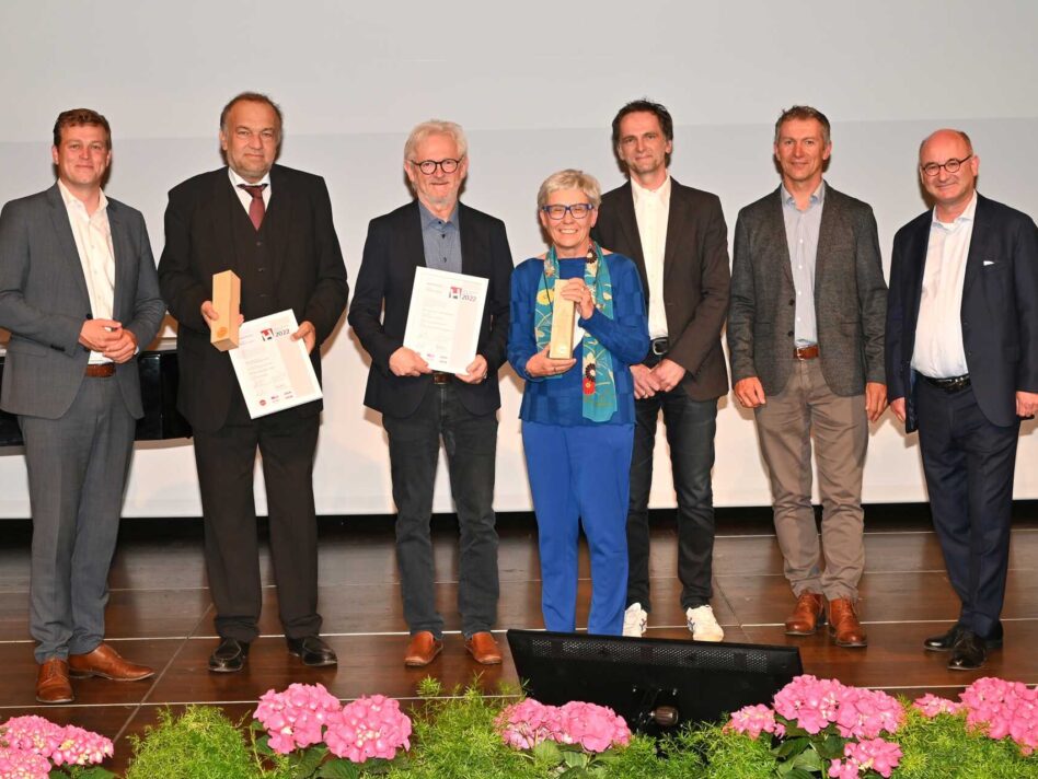 v. l. n. r.: Landesrat Stefan Kaineder, Rektor Meinhard Lukas (Johannes Kepler Universität Linz), Maximilian Rudolf Luger und Elisabeth Luger (Architekten Luger & Maul ZT GmbH), Hans-Christian Obermayr (Obermayr Holzkonstruktion GmbH), Ferdinand Reisecker (Obmann Fachvertretung der Holzindustrie), Juror Markus Klaura (Lendarchitektur ZT GmbH)