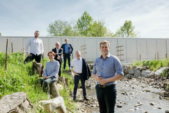 Michael Diermayr (Gewässerbezirk Braunau), Eva Frauscher (Sachbearbeiterin Umweltagenden Gemeinde Ried), Stadtrat Josef Heißbauer, Stadtrat Lukas Oberwagner, Bürgermeister Bernhard Zwielehner und Umwelt- und Klima-Landesrat Stefan Kaineder