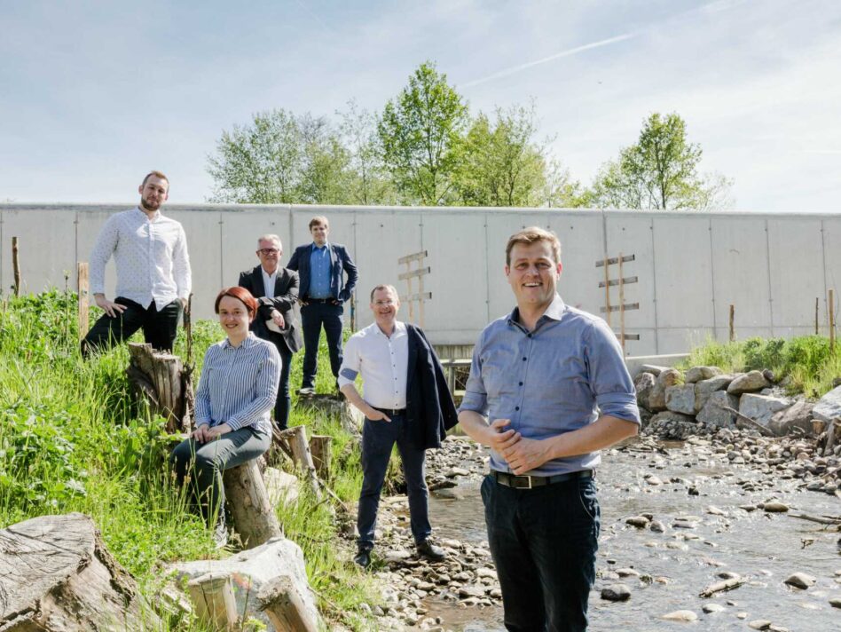 Michael Diermayr (Gewässerbezirk Braunau), Eva Frauscher (Sachbearbeiterin Umweltagenden Gemeinde Ried), Stadtrat Josef Heißbauer, Stadtrat Lukas Oberwagner, Bürgermeister Bernhard Zwielehner und Umwelt- und Klima-Landesrat Stefan Kaineder