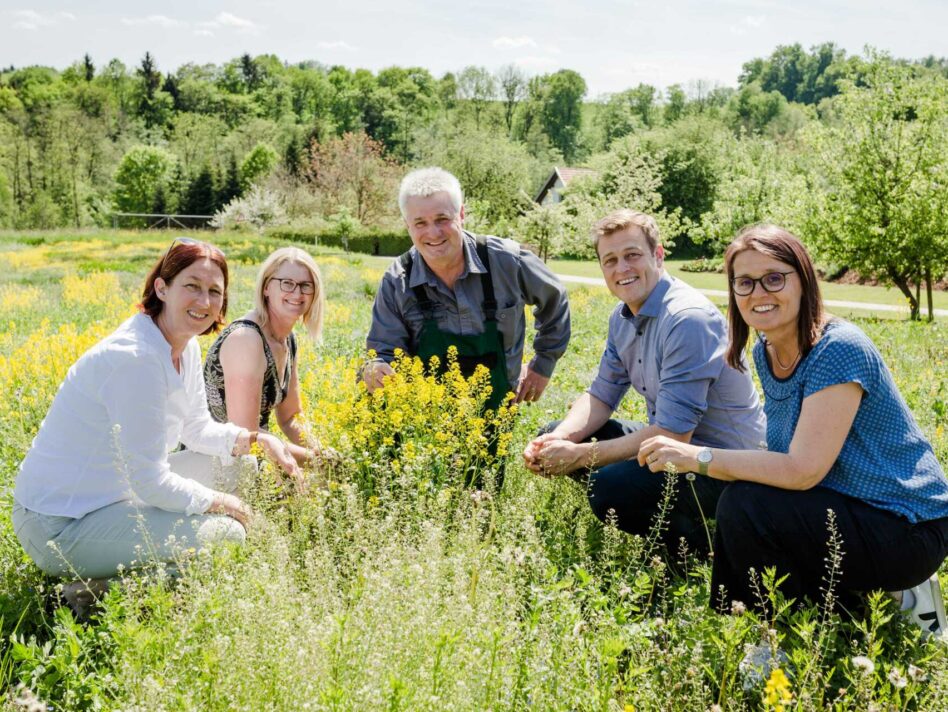 Agnes Reiter (Bürgermeisterin Raab), Margit Rinner (Blumensaat Bangerl), Erich Bangerl (Geschäftsführer Blumensaat Bangerl), Landesrat Stefan Kaineder und Gerlinde Larndorfer (Bodenbündnis) im Kräuter- und Blumenfeld der Fa. Bangerl