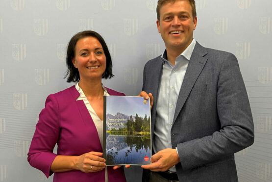 Ing.in Sabine Kapfer und Umwelt- und Klima-Landesrat Stefan Kaineder präsentieren den OÖ Seenbericht.