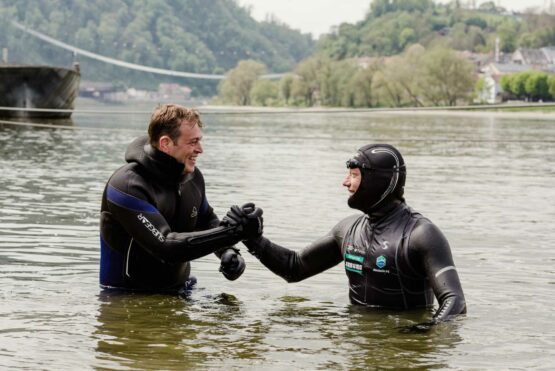Umwelt- und Klima-Landesrat Stefan Kaineder  beim Handshake mit dem „schwimmenden Professor“ Prof. Dr. Andreas Fath.
