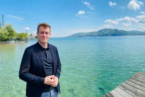 Landesrat Stefan Kaineder freut sich am Attersee über die hervorragende Wasserqualität in Oberösterreichs Seen.
