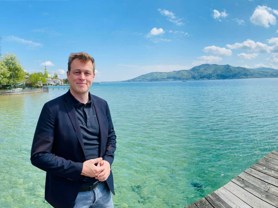 Landesrat Stefan Kaineder freut sich am Attersee über die hervorragende Wasserqualität in Oberösterreichs Seen.