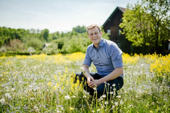 Umwelt- und Klima-Landesrat Stefan Kaineder fordert zum Weltbienentag ambitionierten Bodenschutz zum Schutz der heimischen Insekten