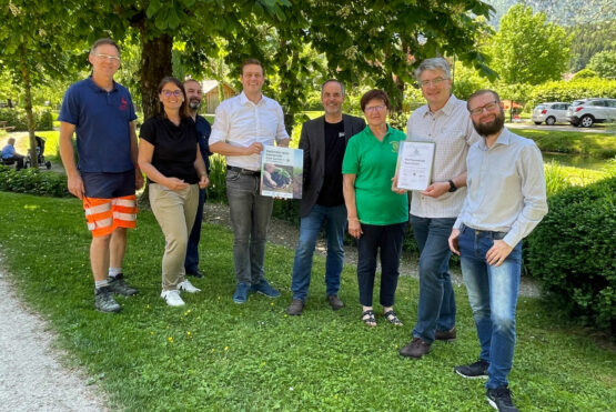 Peter Hallada (Bauhof), Gerlinde Larndorfer (Klimabündnis OÖ), Rainer Feichtinger (Obst- und Gartenbauverein), Landesrat Stefan Kaineder, Bürgermeister Leopold Schilcher MAS, Monika Mittendorfer (Siedlerverein), Ing. Hansjörg Schenner(RHV) und Christoph Unterberger (Tourismusverband) bei der Bodenbündnis-Auszeichnung in Bad Goisern