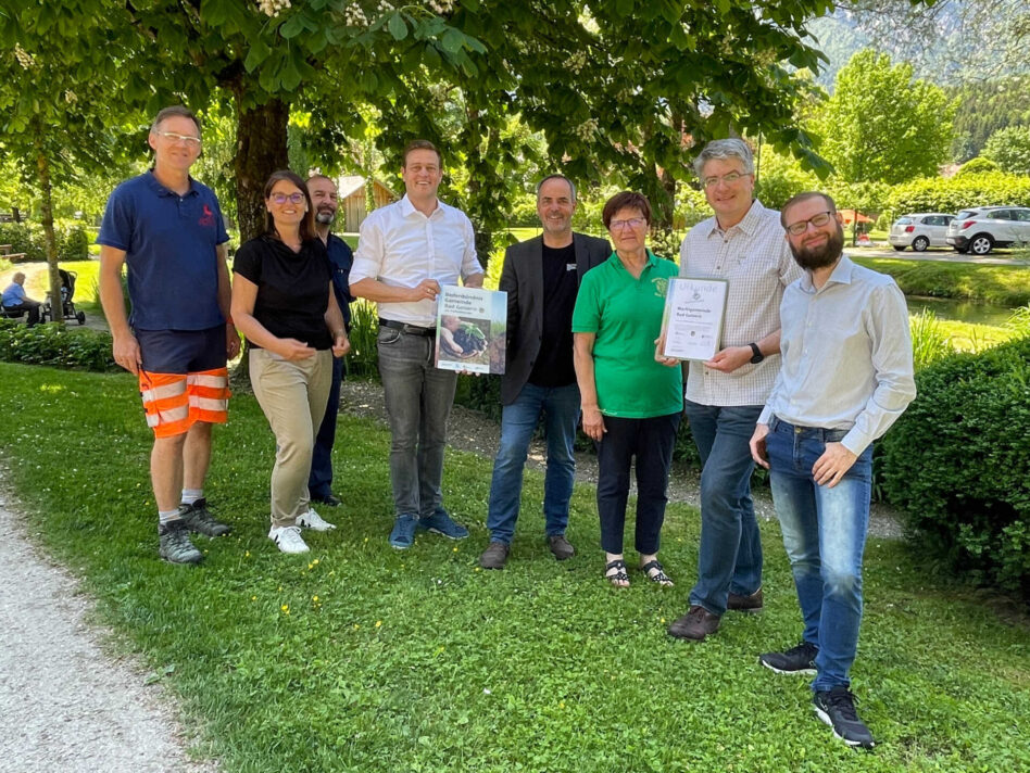 Peter Hallada (Bauhof), Gerlinde Larndorfer (Klimabündnis OÖ), Rainer Feichtinger (Obst- und Gartenbauverein), Landesrat Stefan Kaineder, Bürgermeister Leopold Schilcher MAS, Monika Mittendorfer (Siedlerverein), Ing. Hansjörg Schenner(RHV) und Christoph Unterberger (Tourismusverband) bei der Bodenbündnis-Auszeichnung in Bad Goisern