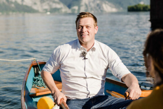 Umwelt- und Klima-Landesrat Stefan Kaineder auf einem Boot am Traunsee.