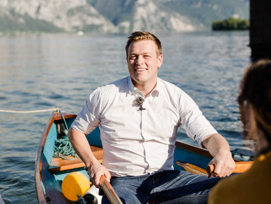 Umwelt- und Klima-Landesrat Stefan Kaineder auf einem Boot am Traunsee.