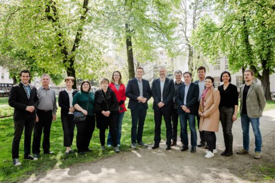 Die Teilnehmer/innen der Donauschutz-Tagung in Linz mit Landesrat Stefan Kaineder (Bildmitte) und der Leiterin der Abteilung Wasserwirtschaft beim Land OÖ, Dipl. Ing.in Daniela König, MBA (3.v.r.)