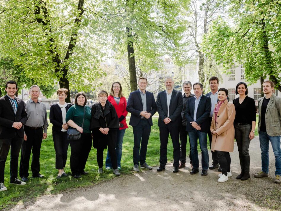 Die Teilnehmer/innen der Donauschutz-Tagung in Linz mit Landesrat Stefan Kaineder (Bildmitte) und der Leiterin der Abteilung Wasserwirtschaft beim Land OÖ, Dipl. Ing.in Daniela König, MBA (3.v.r.)