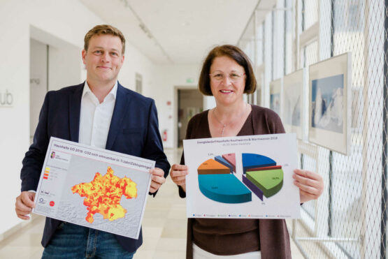 Umwelt- und Klima-Landesrat Stefan Kaineder und DIin Regina Pürmayr präsentieren den neuen Emissionskataster zu Raumwärme in Oberösterreich