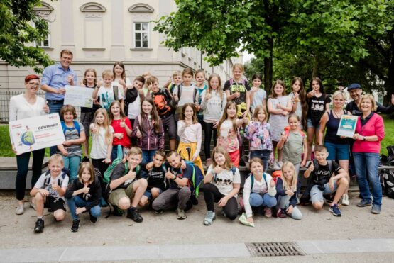 Landesrat Stefan Kaineder freut sich mit den Schüler/innen aus Windischgarsten über den Gewinn des Klimameilen-Wettbewerbs