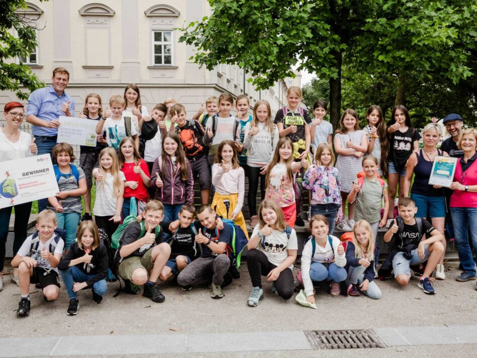 Landesrat Stefan Kaineder freut sich mit den Schüler/innen aus Windischgarsten über den Gewinn des Klimameilen-Wettbewerbs