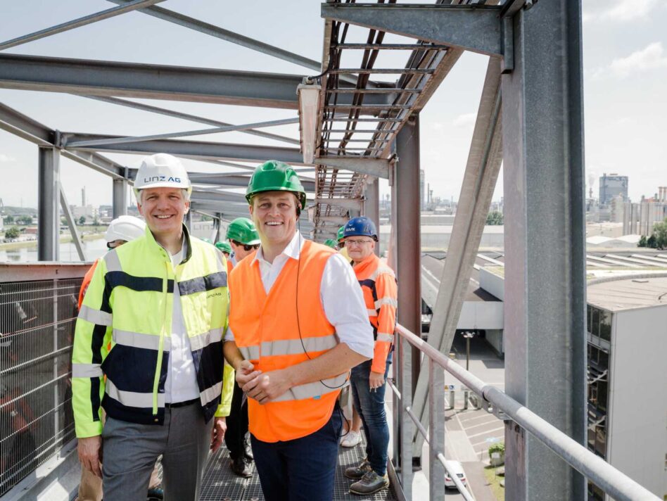 Vorstandsdirektor DI Josef Siligan mit Umwelt- und Klima-Landesrat Stefan Kaineder am Rohrgurtförderer der LINZ AG