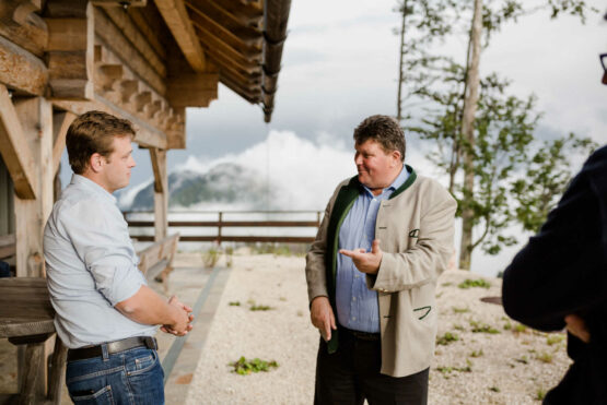 Umwelt- und Klima-Landesrat Stefan Kaineder mit Kurt Bernegger bei der Besichtigung des Kraftwerksprojekts in Molln vor zwei Jahren.