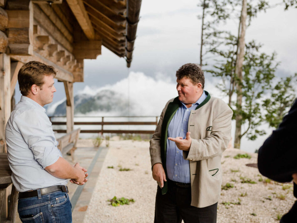 Umwelt- und Klima-Landesrat Stefan Kaineder mit Kurt Bernegger bei der Besichtigung des Kraftwerksprojekts in Molln vor zwei Jahren.