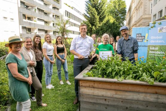 Gemeinsam mit Schüler/innen und Lehrer/innen der Bafep Linz starteten Landesrat Stefan Kaineder, Mag.a Nicole Eder (youngCaritas) und Mag. Norbert Rainer (Klimabündnis OÖ) das gemeinsame Projekt.