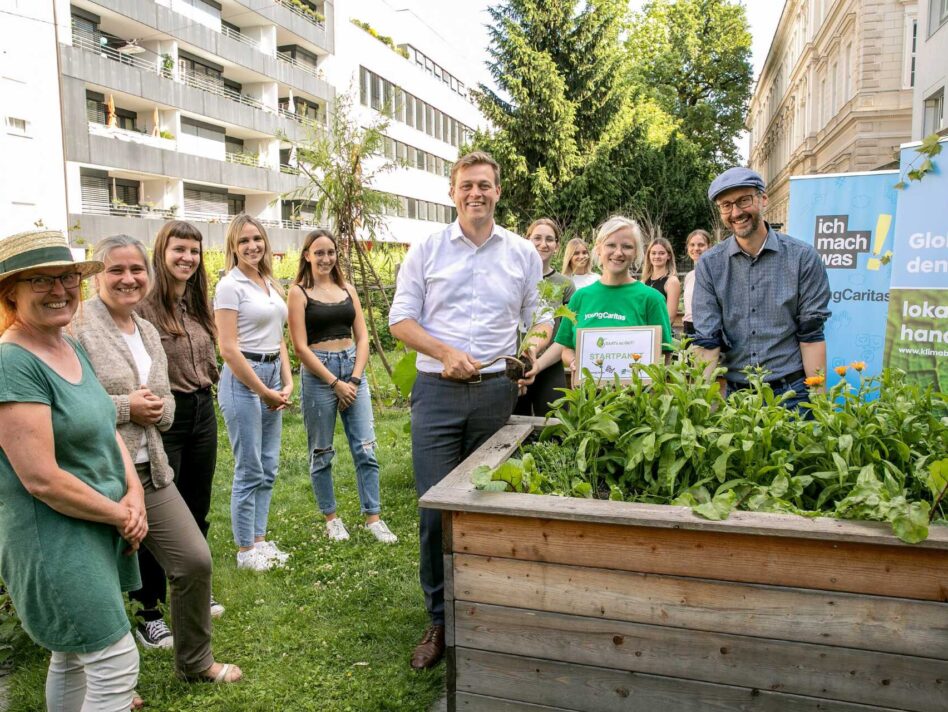 Gemeinsam mit Schüler/innen und Lehrer/innen der Bafep Linz starteten Landesrat Stefan Kaineder, Mag.a Nicole Eder (youngCaritas) und Mag. Norbert Rainer (Klimabündnis OÖ) das gemeinsame Projekt.