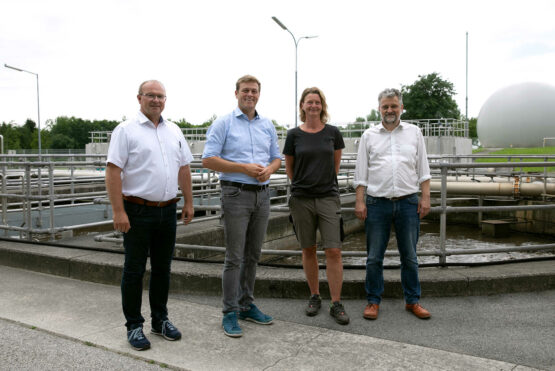 Bürgermeister von Braunau Johannes Waidbacher (Obmann RHV Braunau), Landesrat Stefan Kaineder, Biologin Claudia Huber-Nowak (RHV Braunau) und Geschäftsführer Hermann Lettner-Hauser (RHV Braunau)