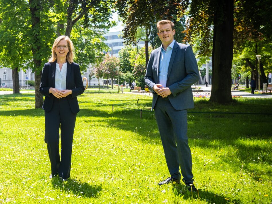 Klimaschutzministerin Leonore Gewessler mit dem Vorsitzenden der österreichischen Umweltförderkommission Landesrat Stefan Kaineder
