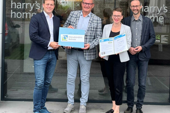 Landesrat Stefan Kaineder mit Hotelier Harry Ultsch, der Linzer Stadträtin Mag.a Eva Schobesberger und dem Geschäftsführer des Klimabündnis OÖ, Mag. Norbert Rainer