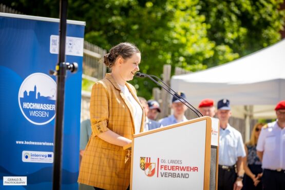 LAbg. Anne-Sophie Bauer begrüßt die zahlreichen Besucher/innen in Vertretung von Landesrat Kaineder