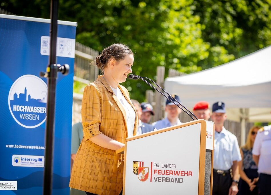 LAbg. Anne-Sophie Bauer begrüßt die zahlreichen Besucher/innen in Vertretung von Landesrat Kaineder