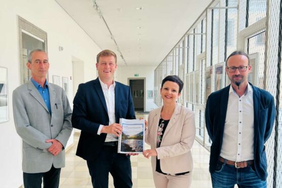 Hannes Mossbauer, Umwelt- und Klima-Landesrat Stefan Kaineder, Daniela König und Stefan Schneiderbauer präsentierten die Herausforderungen und Chancen des neuen Nationalen Gewässerbewirtschaftungsplans für Oberösterreich