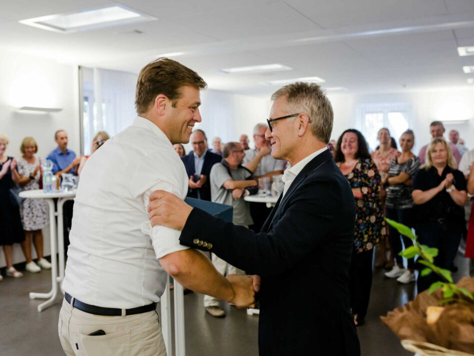 Umwelt- und Klima-Landesrat Stefan Kaineder bedankt sich bei Dr. Herbert Rössler für die langjährige engagierte Arbeit an der Spitze der Abteilung Anlagen-, Umwelt-, und Wasserrecht des Landes OÖ