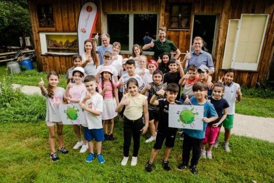 Umwelt- und Klima-Landesrat mit Schüler/innen der 1. Klasse der Linzer Europaschule beim Umwelt:Spiel:Raum Workshop in der Klimaoase im Linzer Hafen