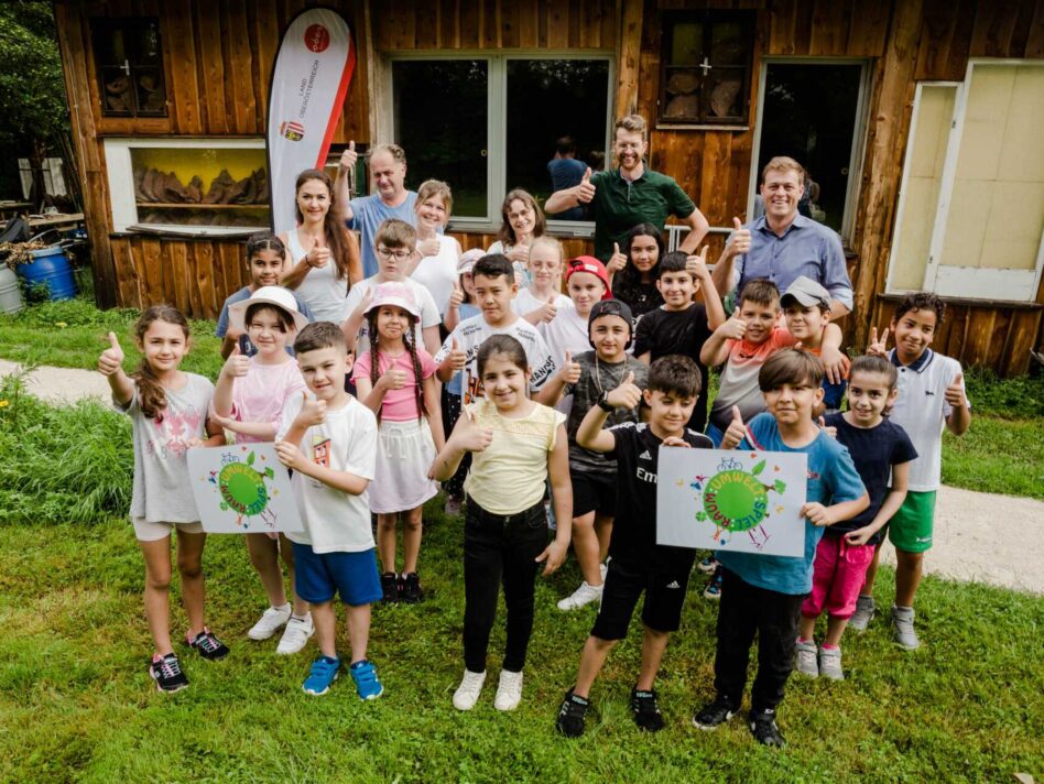 Umwelt- und Klima-Landesrat mit Schüler/innen der 1. Klasse der Linzer Europaschule beim Umwelt:Spiel:Raum Workshop in der Klimaoase im Linzer Hafen