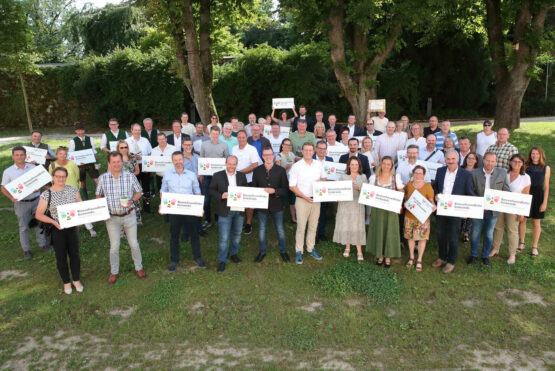: Landesrat Stefan Kaineder freut sich über 20 neue Bienenfreundliche Gemeinden in Oberösterreich.