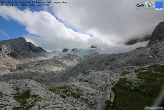 Der Gletscher am 6. August 2021 und der Gletscher heute im Vergleich zeigt, dass sich die Schneedeckensituation beinahe gleichen. Das Abschmelzen des „ewigen Eises“ beginnt damit heuer um mehr als drei Wochen früher wie im Vorjahr