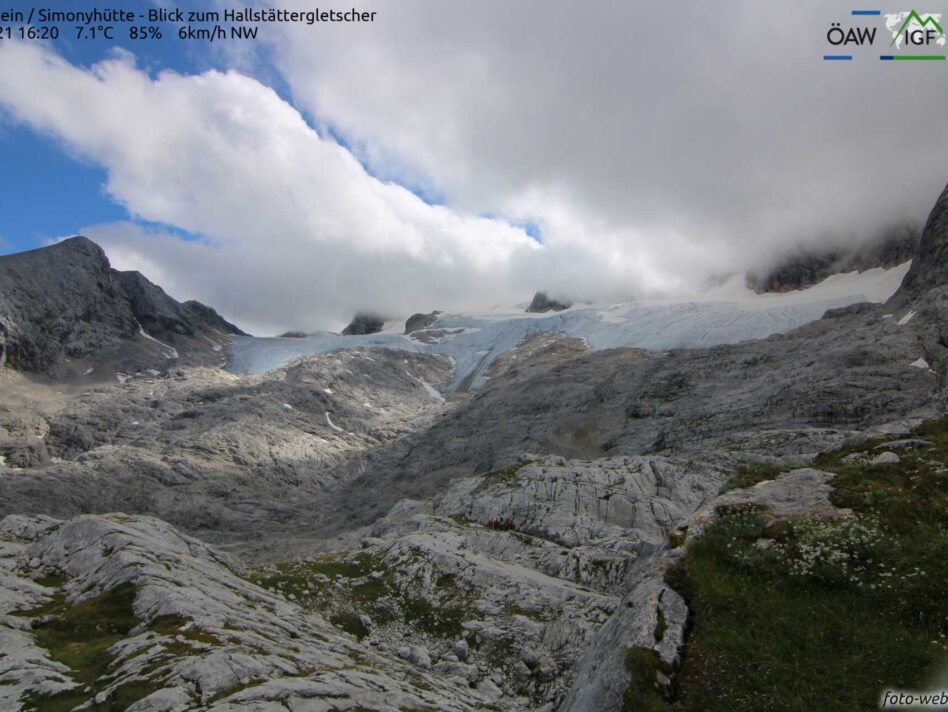 Der Gletscher am 6. August 2021 und der Gletscher heute im Vergleich zeigt, dass sich die Schneedeckensituation beinahe gleichen. Das Abschmelzen des „ewigen Eises“ beginnt damit heuer um mehr als drei Wochen früher wie im Vorjahr
