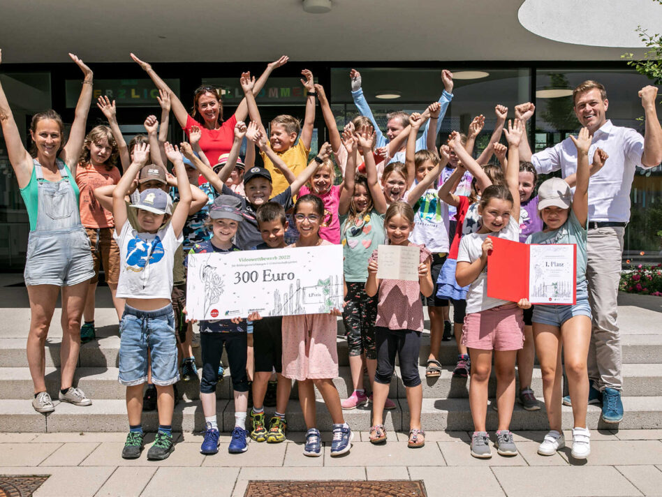 Gemeinschaftliches Gärtnern vor den Vorhang: VS Seewalchen und Gemeinschaftsgarten Mondsee sicherten sich den 1 Platz beim Videowettbewerb „Zeig uns dein Wildes Eck!“

Unter dem Motto „Zeig uns dein wildes Eck!“ wurden alle Bildungseinrichtungen und Gemeinschaftsgärten in Oberösterreich dazu eingeladen, die natürlich bunten und artenreichen Ecken in ihrem Garten zu erkunden und mit einem kurzen Video Einblick zu geben, wo es summt und brummt, wächst und gedeiht. 

Zahlreiche Bildungseinrichtungen und Gemeinschaftsgärten über ganz Oberösterreich verstreut, nahmen die Video-Herausforderung an und sendeten beeindruckende Szenen aus ihren gemeinschaftlich genutzten Gärten. Als Sieger des Videowettbewerbes gingen die 2a Klasse der Volksschule Seewalchen und der Gemeinschaftsgarten „Die Mondsäer“ hervor. Die Schülerinnen und Schüler der Volksschule Seewalchen machten sich zusammen mit ihrem Klassentier „Willi“ auf die Suche nach den wilden Ecken in ihrem Schulgarten und haben erstaunliche Artenvielfalt dabei entdeckt. Auch der Gemeinschaftsgarten „Die Mondsäer“ setzte mit dem Video „Wilde Wunderwelt“ die vielen wilden Ecken gekonnt in Szene und hat die Freude und den Zusammenhalt beim gemeinschaftlichen Gärtnern festgehalten. Umwelt-Landesrat Stefan Kaineder gratulierte persönlich und überreichte den mit 300 Euro dotierten Siegercheck.

„Wie es die kleinen und großen Gartlerinnen und Gartler in ihren tollen Videos aufgezeigt haben, braucht es nicht den mit der Nagelschere gekürzten englischen Rasen, sondern die wilden Ecken in den Gärten, die unsere Artenvielfalt aufleben lassen. Eine lose Steinmauer, ein buntes Kräuterbeet, ein alter Baumstamm und offene Erdstellen – das alles schafft vielfältigen Lebensraum für unsere summenden und brummenden Freude. Ich bedanke mich bei allen für´s Mitmachen und gratuliere der 2a der Volksschule Seewalchen und den Mondsäern sehr herzlich zum Gewinn des 1. Platzes“, freut sich Umwelt-Landesrat Stefan Kaineder.

Über das Projekt „Gärten der Vielfalt“
Das Bodenbündnis OÖ begrüßt die vielen Initiativen zum Gemeinschaftsgärtnern in Oberösterreich und unterstützt gemeinschaftliche Garteninitiativen mit ihren Aktivitäten beim Bodenschutz. Der richtige Umgang mit den Böden ist besonders beim Garteln sehr wichtig. Denn gesunde Böden sind die Voraussetzung für gesunde Lebensmittel. 
Nähere Infos: https://oberoesterreich.bodenbuendnis.or.at/garten/gemeinsam-garteln