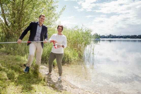 Landesrat Stefan Kaineder und Ing.in Sabine Kapfer mit einer Wasserprobe aus dem Pichlinger See