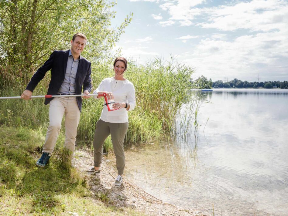 Landesrat Stefan Kaineder und Ing.in Sabine Kapfer mit einer Wasserprobe aus dem Pichlinger See