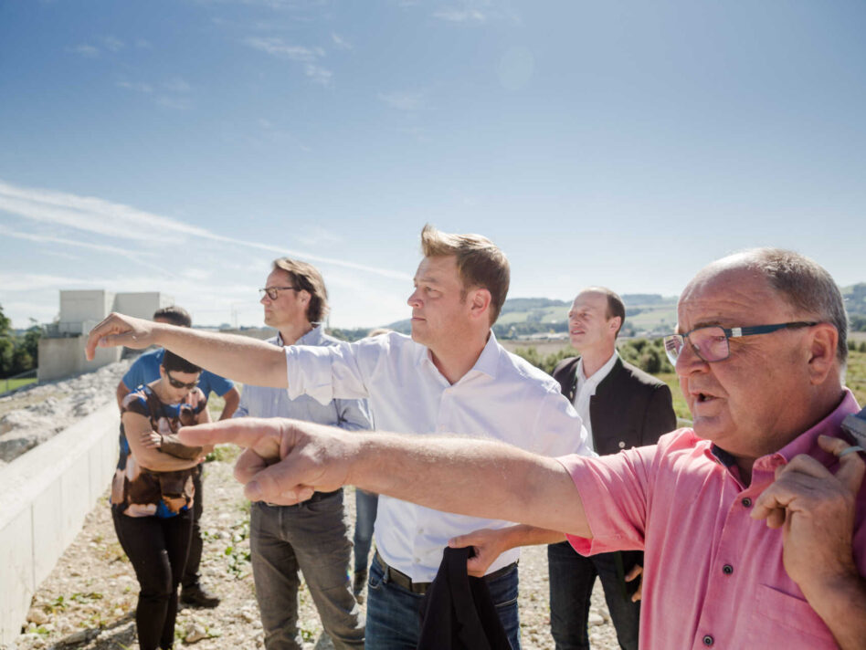 Umwelt- und Klima-Landesrat Stefan Kaineder mit den Bürgermeistern der Gemeinden Nußbach und Wartberg an der Krems und Wasserbauexpert/innen des Landes bei der Besichtigung der Baustelle des größten Rückhaltebeckens in Österreich in Krems-Au