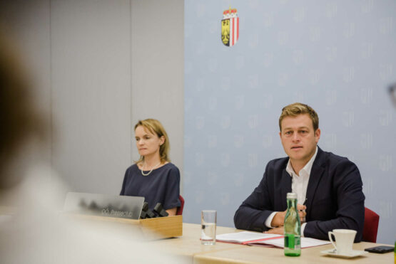 Umwelt- und Klima-Landesrat Stefan Kaineder stellte gemeinsam mit der Leiterin UVP-Recht beim Land OÖ Mag.a Elisabeth Mühlberger die Bilanz über die Verfahren zur Umweltverträglichkeit in Oberösterreich vor