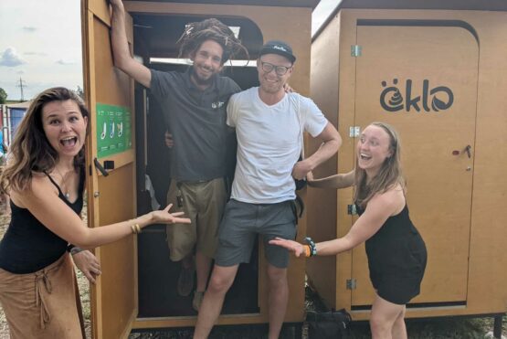 Rahel Frisch (Klimabündnis OÖ), Niko Bogianzidis (Geschäftsführer öKlo), Johann Gattermair (Free Tree) und Lisa Hubmer (Klimabündnis OÖ) am Free Tree Festival 2022.