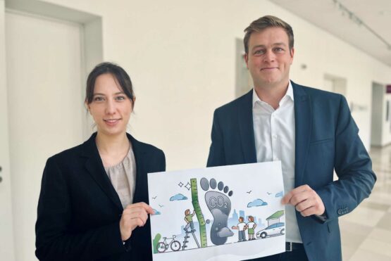 Katharina van Bronswijk (Buchautorin & Sprecherin Psychologists and Psychotherapists for Future – Deutschland) und Umwelt- und Klima-Landesrat Stefan Kaineder
