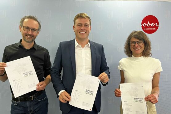 Mag. Norbert Rainer (Geschäftsführer Klimabündnis OÖ), Umwelt- und Klima-Landesrat Stefan Kaineder und Dipl.-Ing.in Inge Hiebl (Nachhaltigkeitsmanagerin, Molto Luce).